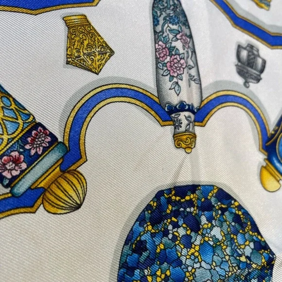 !!Vintage Hermes!! Scarf 100% Silk Lu Falcon Perfume Bottles - Great Condition!! - Picture 6 of 9